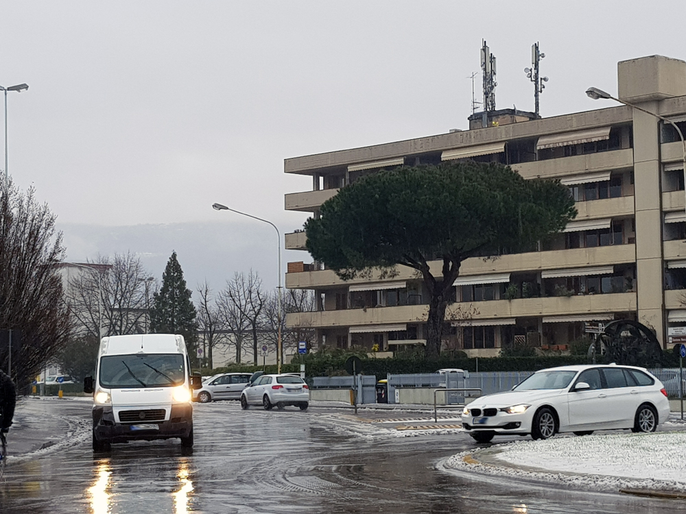 Strada sgombra dalla neve in zona Il Pino