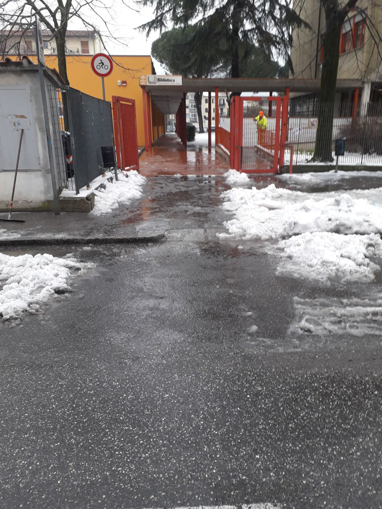 Operatori al lavoro per la salatura dei vialetti a scuola