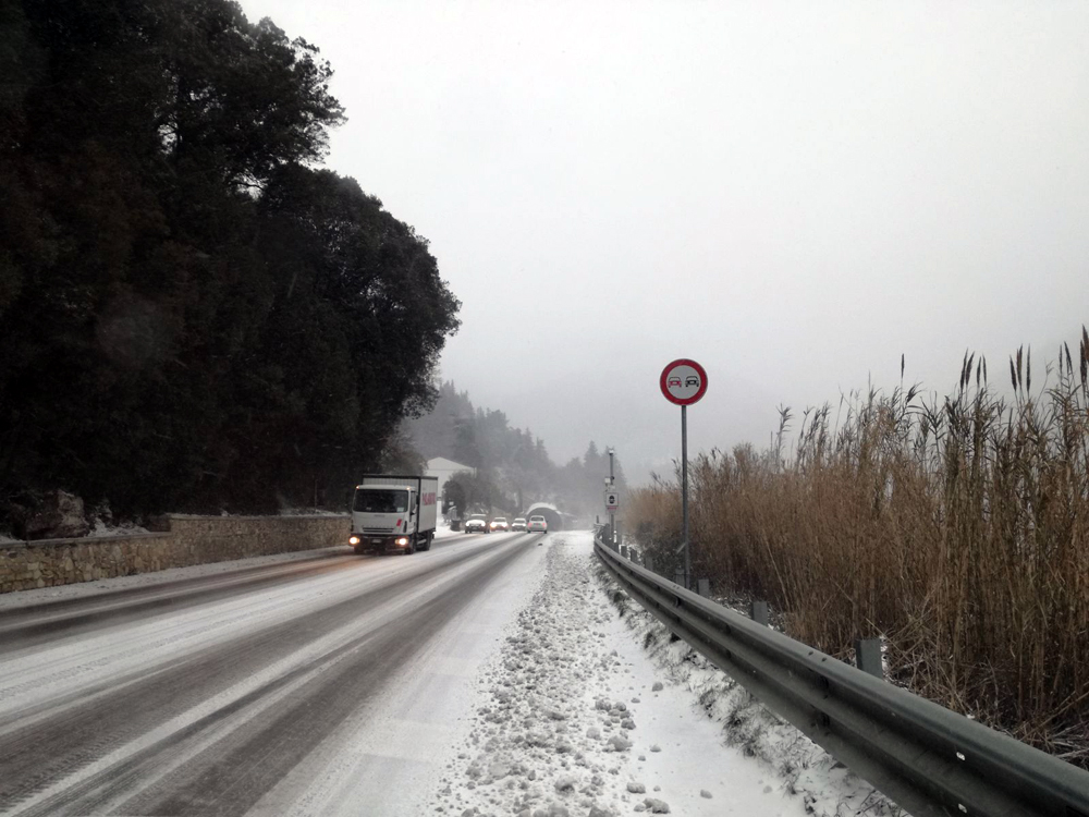 Strada innevata ma percorribile