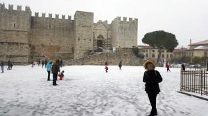 Piazza delle Carceri innevata, adulti e bambini a giocare con la neve