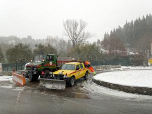 Mezzi del CSN e della Vab in azione per spalare la neve a Figline