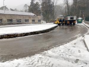 Mezzi a lavoro lungo via di Cantagallo per togliere la neve