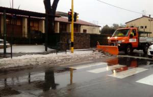 Mezzo spalaneve all'opera per togliere la neve in via di Cantagallo
