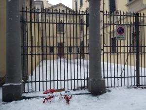 Pupazzi di neve davanti alla Monash university in via Pugliesi