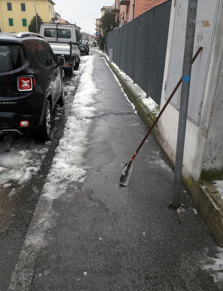 Operatori al lavoro per la salatura dei vialetti a scuola