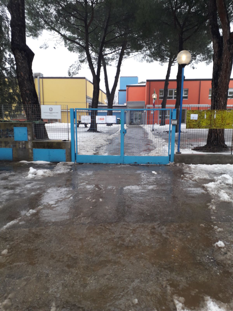 Vialetto della scuola di via Guerra pulito