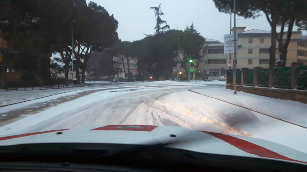 Verifica della tenuta del fondo stradale da parte della Polizia Municipale in viale Galilei