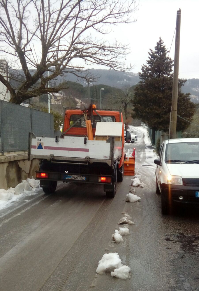 Spalaneve all'opera in via Natreta a Figline