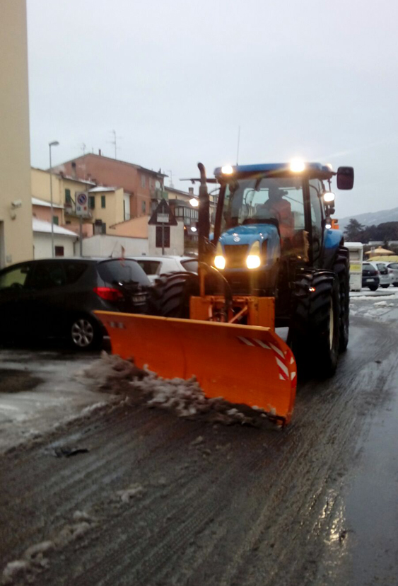 Pulizia di via Taro con lama spalaneve
