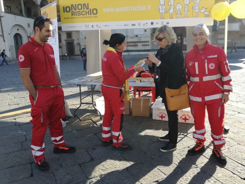 Volontari della CRI che forniscono informazioni ad un cittadino