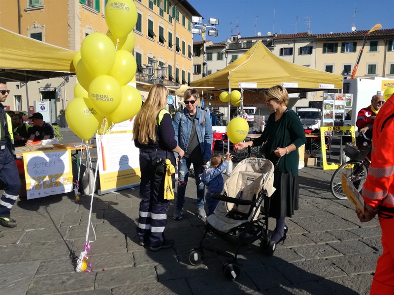 Una volontaria da informazioni sul rischio alluvioni