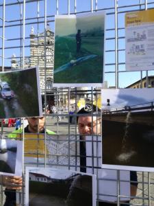 Due volontari dell' ANAIche sistemano le foto delle alluvioni a Prato