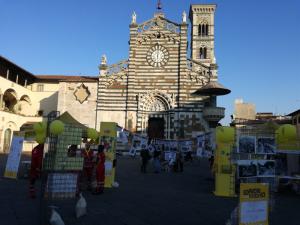 La piazza di Io Non Rischio sotto la facciata della Cattedrale di Prato