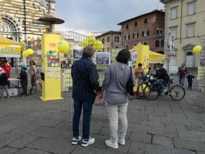 Cittadini osservano le installazioni allestite in Piazza Duomo