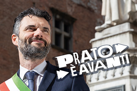 Biffoni fotografato in piazza del Comune, in sovraimpressione il logo di Prato  avanti