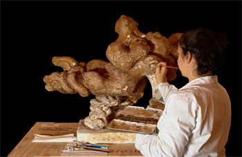 Restauratrice al lavoro su un\'opera di Lipchitz