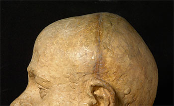 Dettaglio di un restauro su un\'opera di Lipchitz