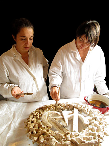 Restauratrici al lavoro su un\'opera di Lipchitz