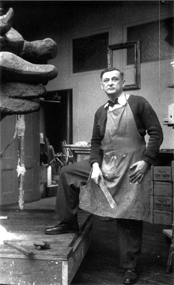 Lipchitz in posa nel suo laboratorio